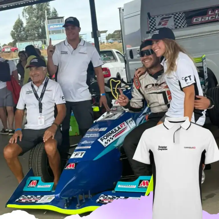 Equipo de carreras de Fórmula 1 en acción en el circuito.