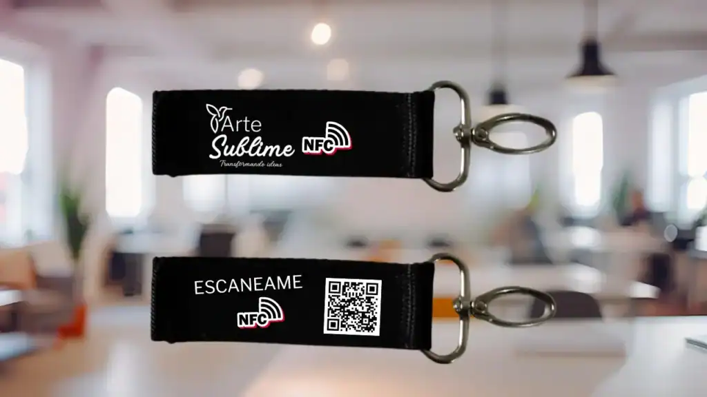 Llavero con tecnología NFC para escanear y acceder a información digital.