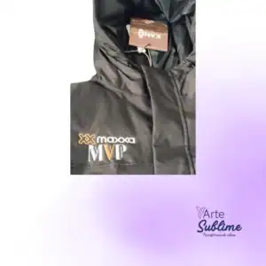 Parka bordada con logo